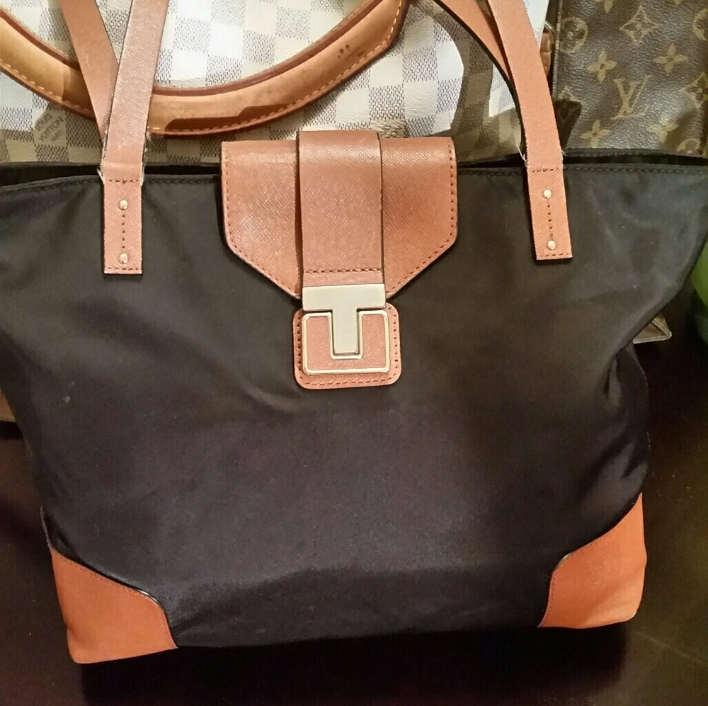 Authentic Tory Burch bag..PLS READ AND LOOK